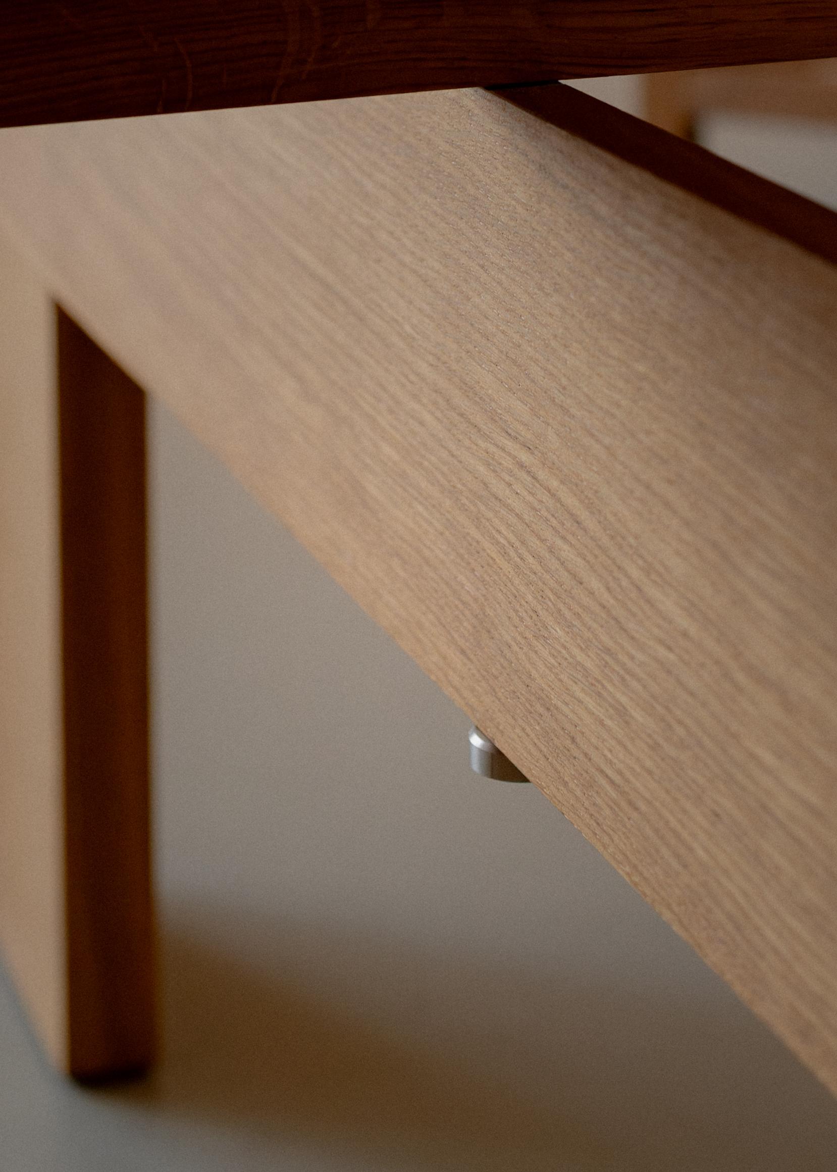 Thorup_Copenhagen_Lifestyle_Mio_Table_O140_oiled_solid_oak_details_b5fa95a3-5366-4e32-80f5-f69c170b7040.jpg